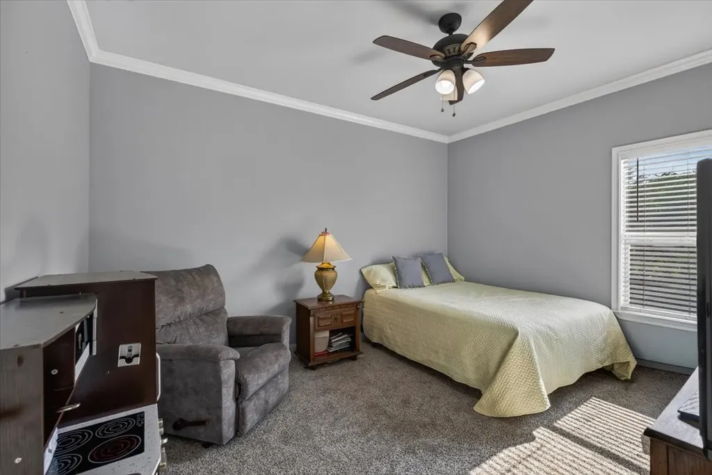 424 E Pennsylvania Avenue Van TX 75790