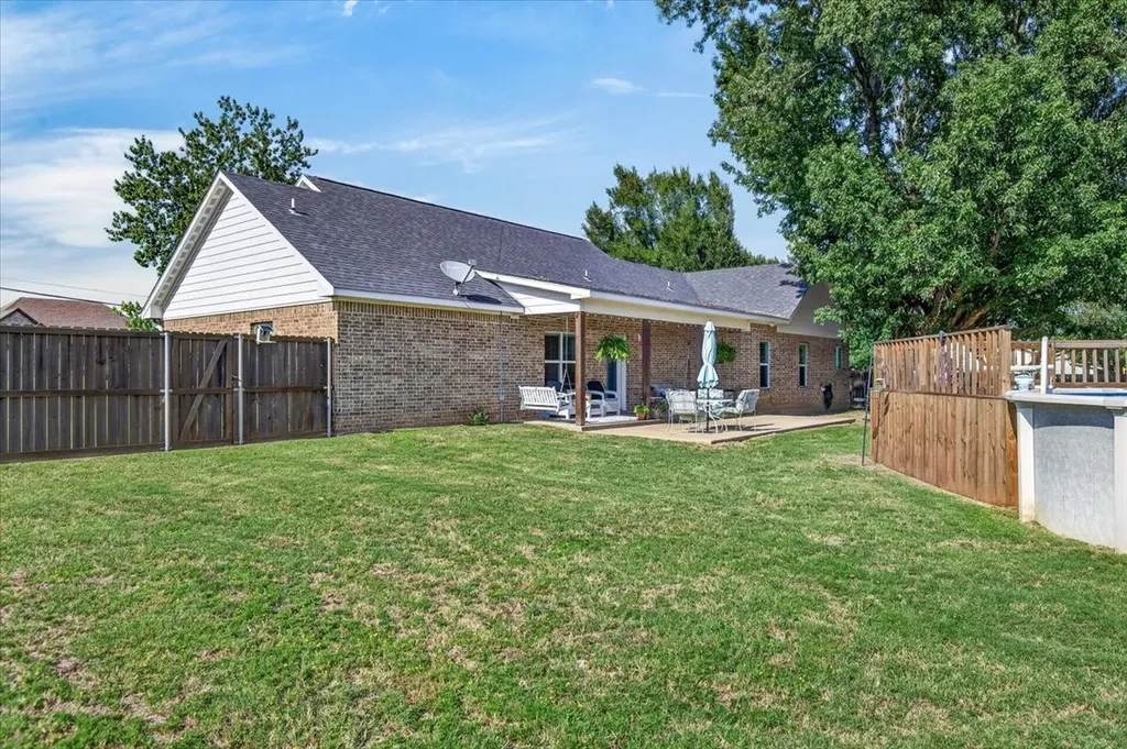 424 E Pennsylvania Avenue Van TX 75790