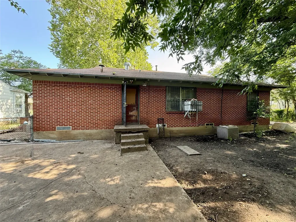 4310 Dawes Drive Dallas TX 75211