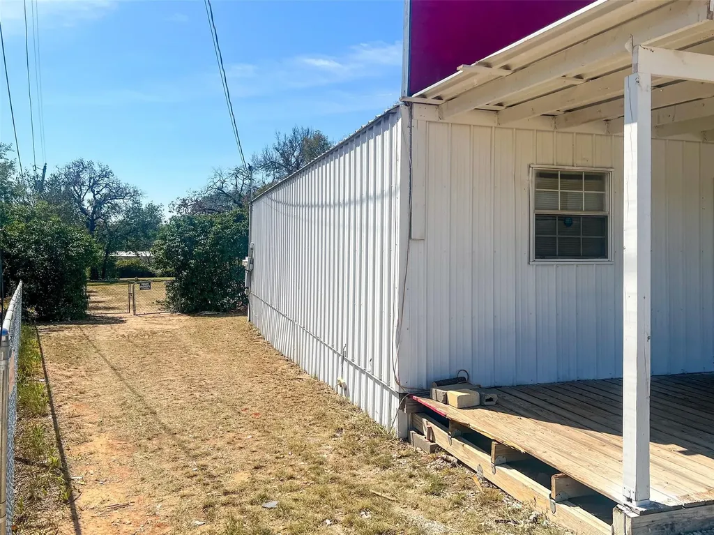 1833 W Highway 199 Sanctuary TX 76082