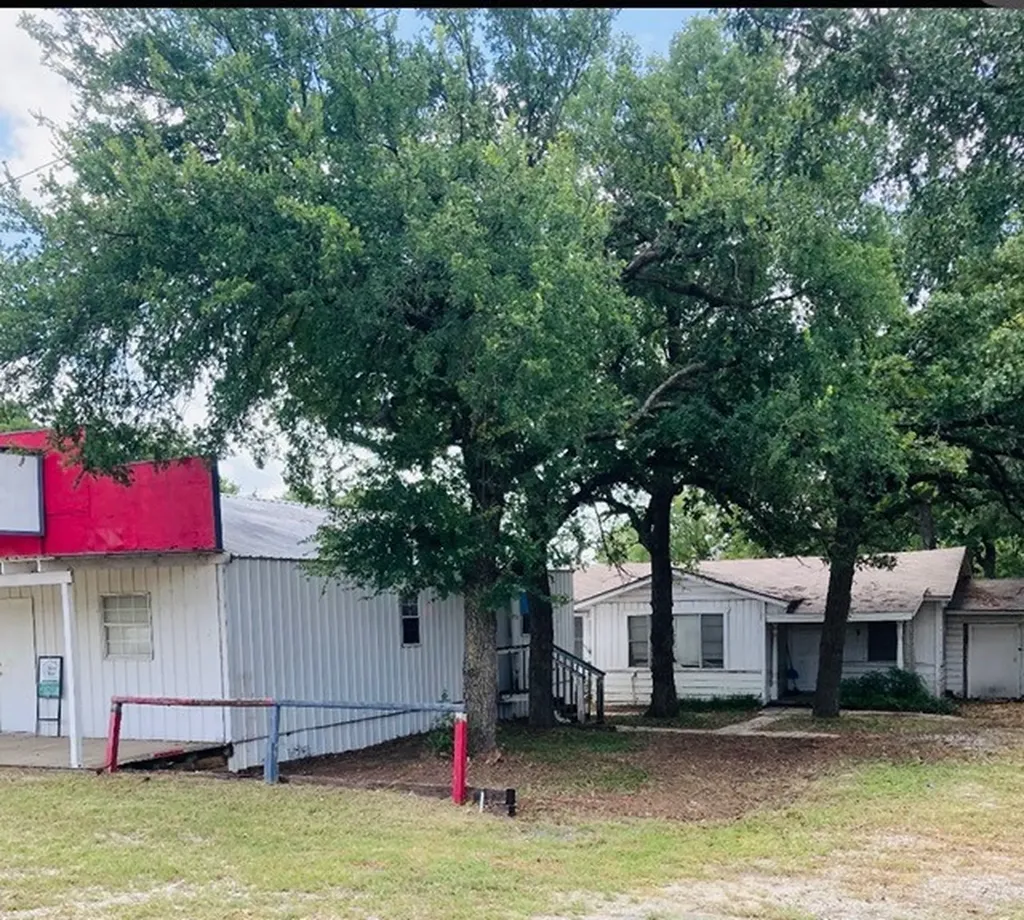 1833 W Highway 199 Sanctuary TX 76082