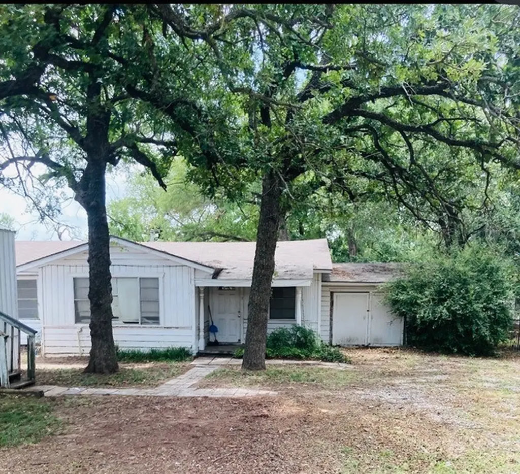 1833 W Highway 199 Sanctuary TX 76082