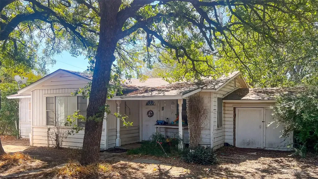 1833 W Highway 199 Sanctuary TX 76082