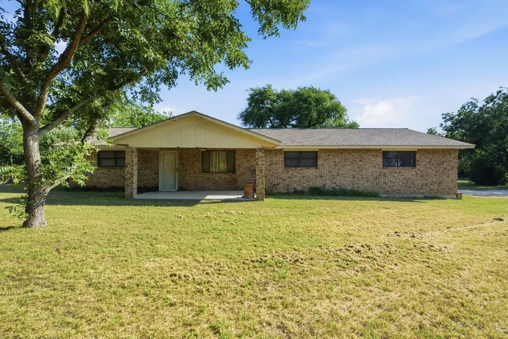 917 E Ross Avenue De Leon TX 76444
