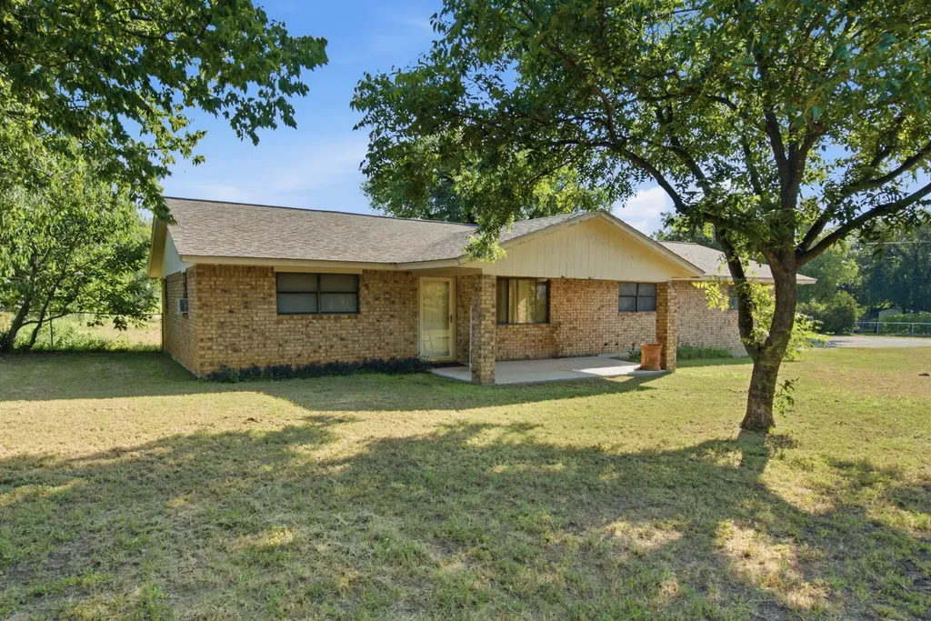 917 E Ross Avenue De Leon TX 76444