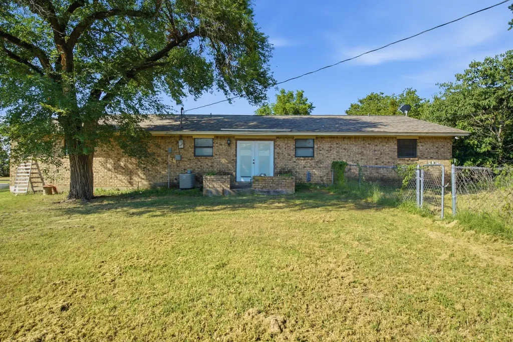 917 E Ross Avenue De Leon TX 76444