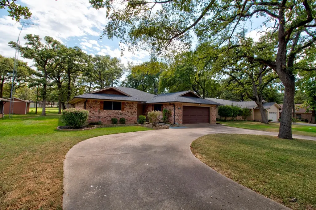 1010 Kiowa Drive W Lake Kiowa TX 76240