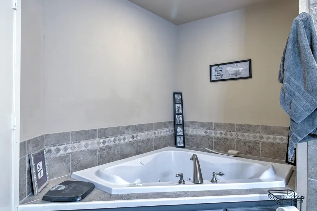 1010 Kiowa Drive W Lake Kiowa TX 76240