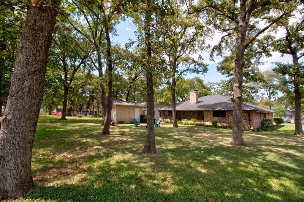 1010 Kiowa Drive W Lake Kiowa TX 76240