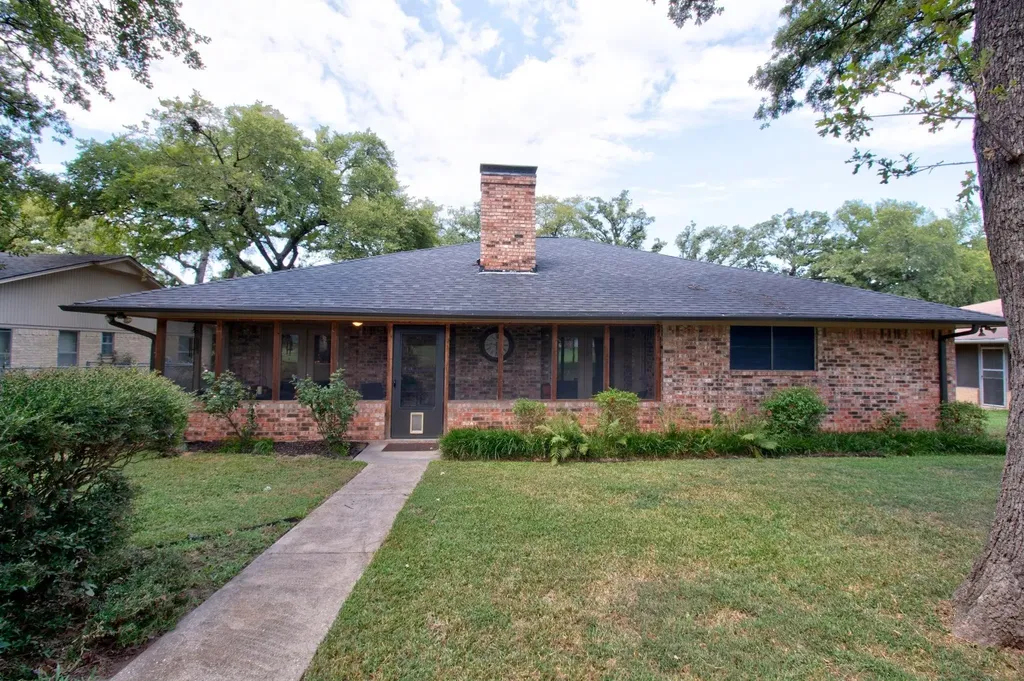 1010 Kiowa Drive W Lake Kiowa TX 76240