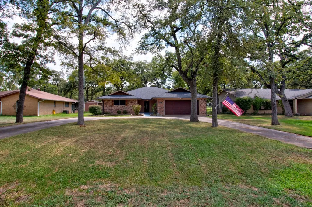 1010 Kiowa Drive W Lake Kiowa TX 76240