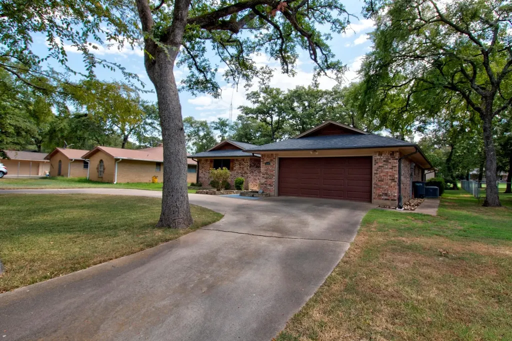1010 Kiowa Drive W Lake Kiowa TX 76240