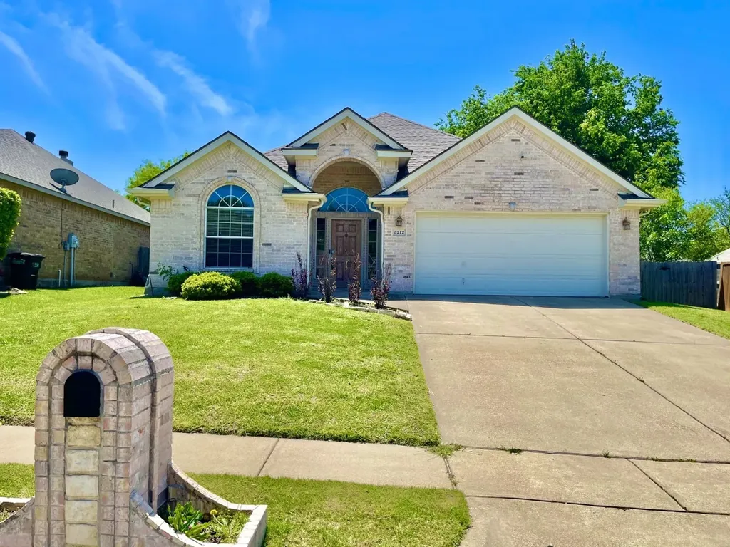 5212 Estrella Lane Benbrook TX 76126