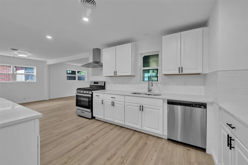 408 Simmons Drive Hurst TX 76053