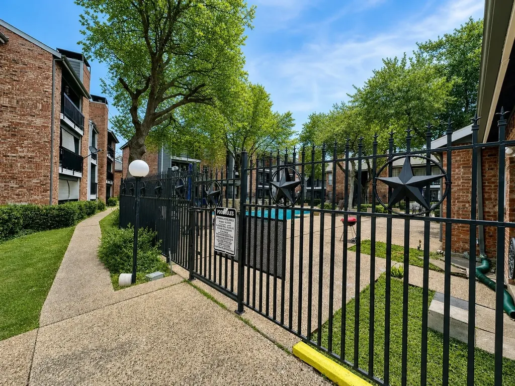 18333 Roehampton Drive Dallas TX 75252