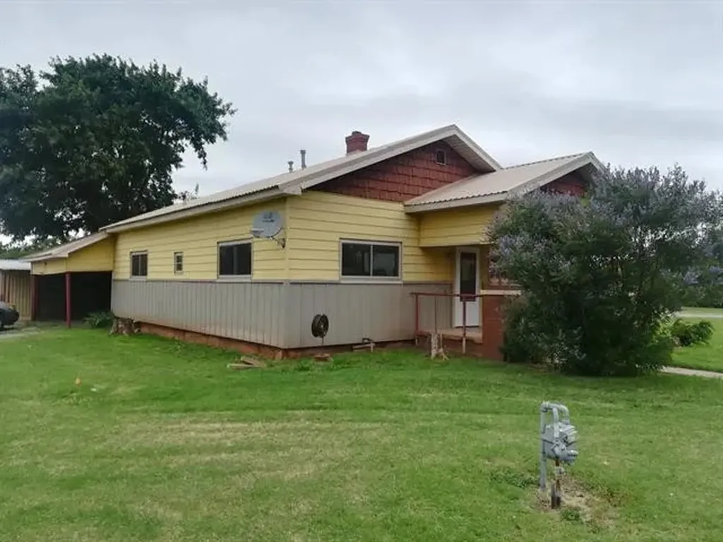 1101 N Main Street Electra TX 76360