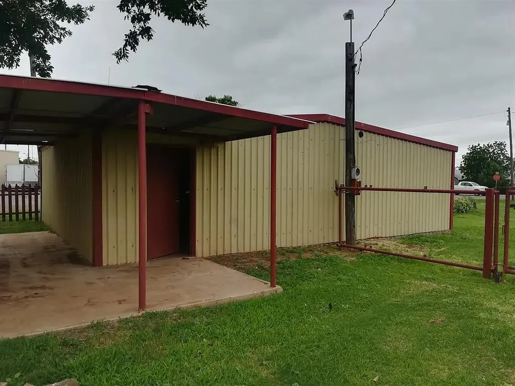 1101 N Main Street Electra TX 76360