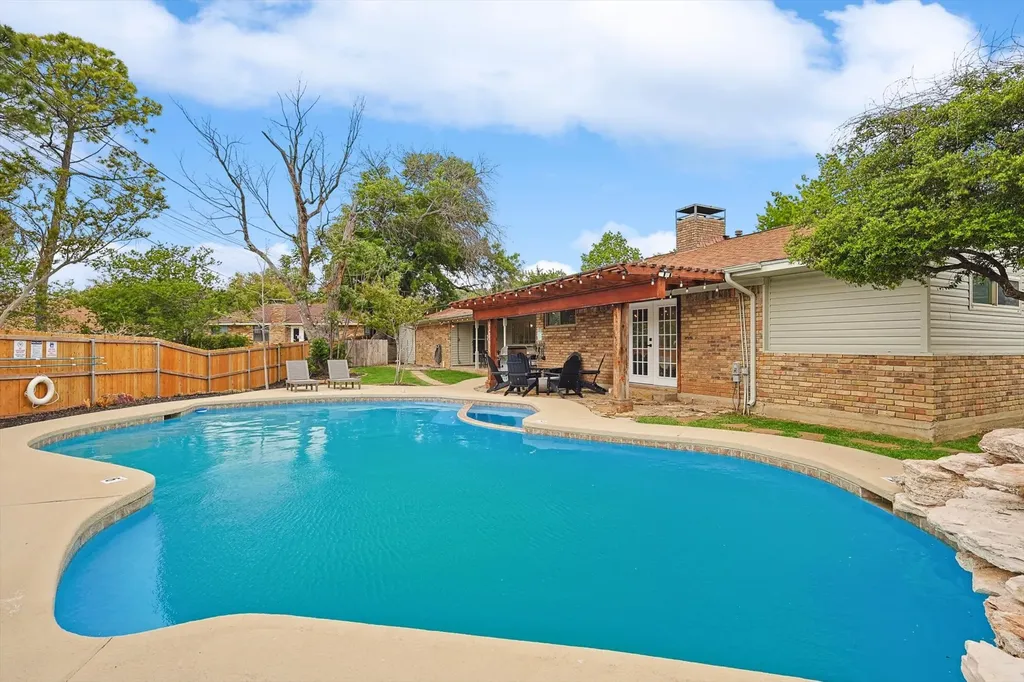 1208 Mayleaf Drive Irving TX 75060