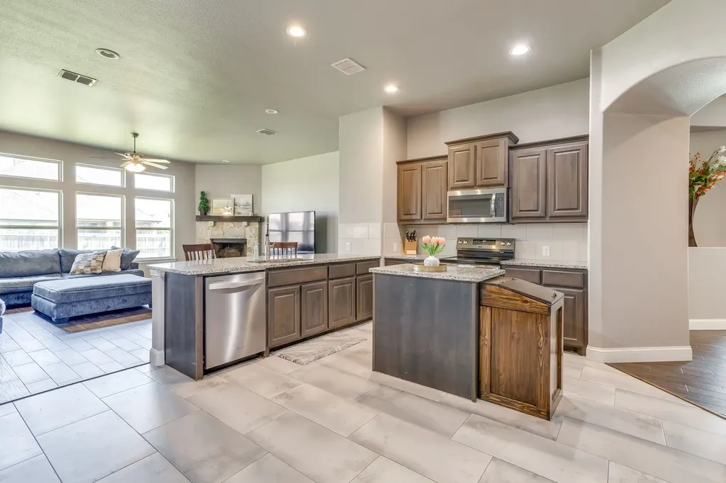 1140 Indigo Lane Burleson TX 76058