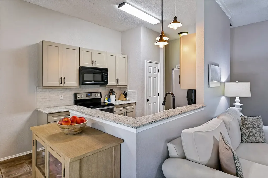 103 Hilltop Drive Kennedale TX 76060