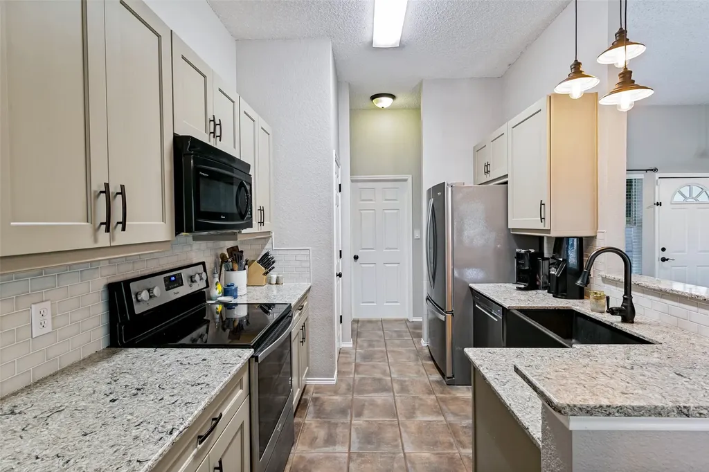 103 Hilltop Drive Kennedale TX 76060