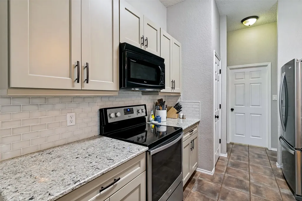 103 Hilltop Drive Kennedale TX 76060