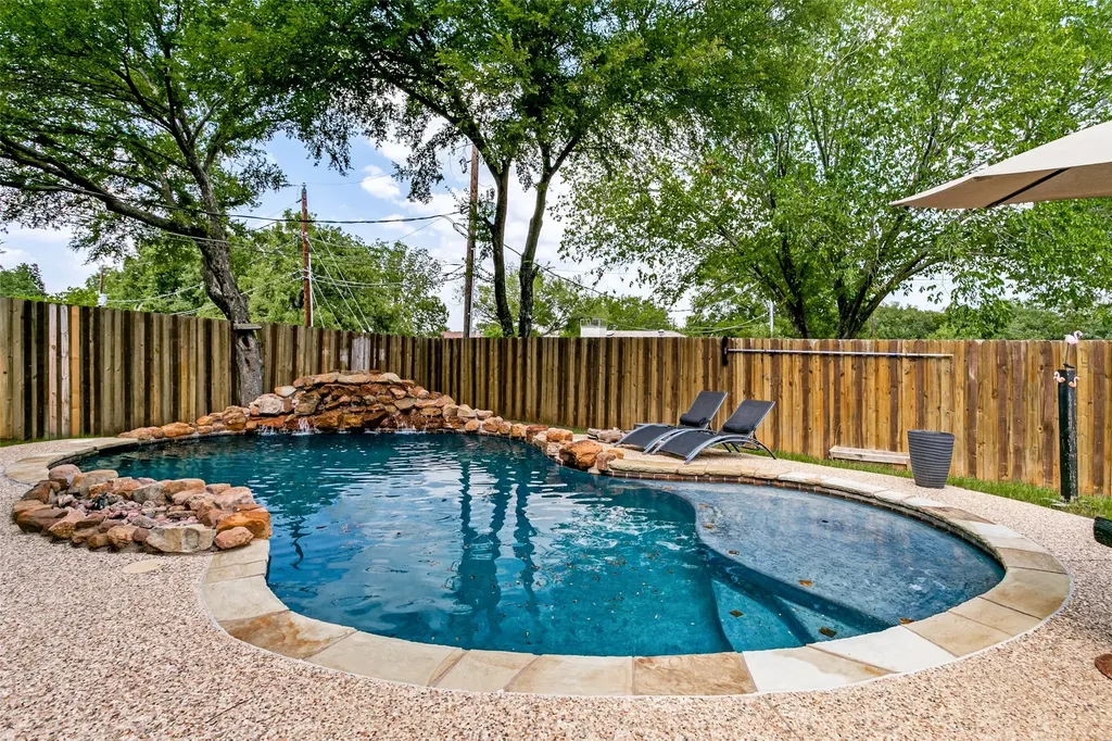 103 Hilltop Drive Kennedale TX 76060
