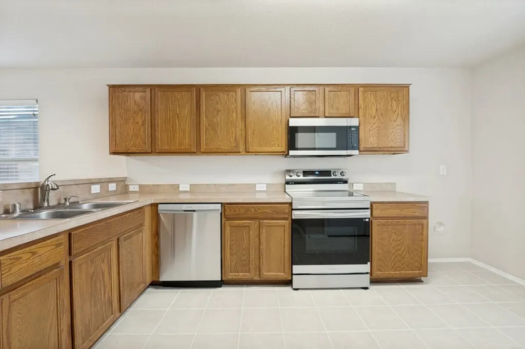 228 Great Plains Avenue Dallas TX 75241