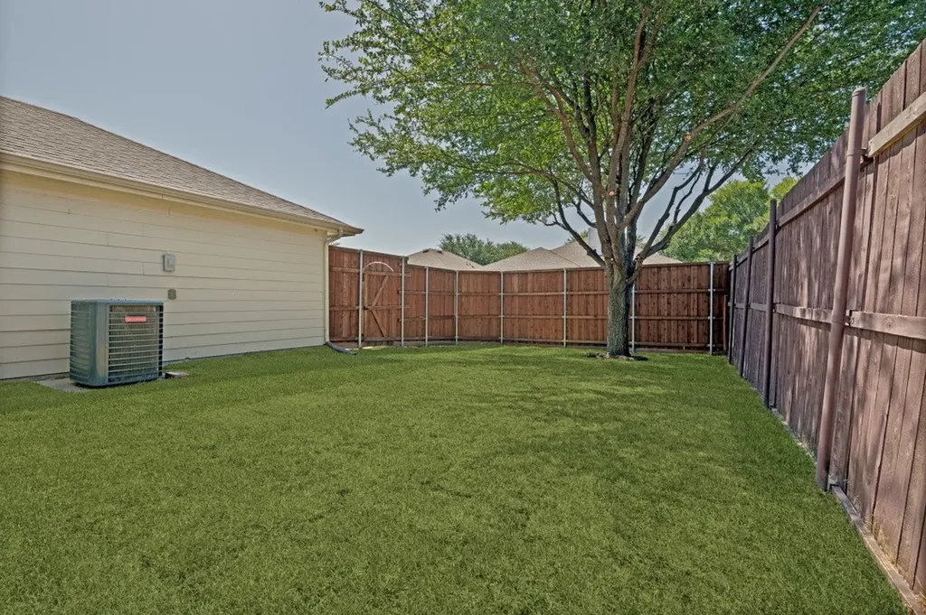 228 Great Plains Avenue Dallas TX 75241