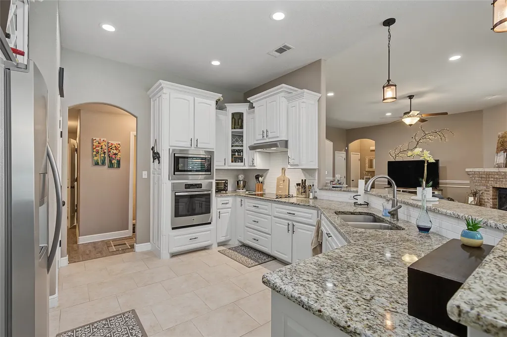 2821 Willow Ridge Circle Granbury TX 76049