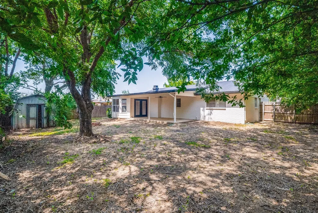 1907 Armstrong Street Cleburne TX 76033