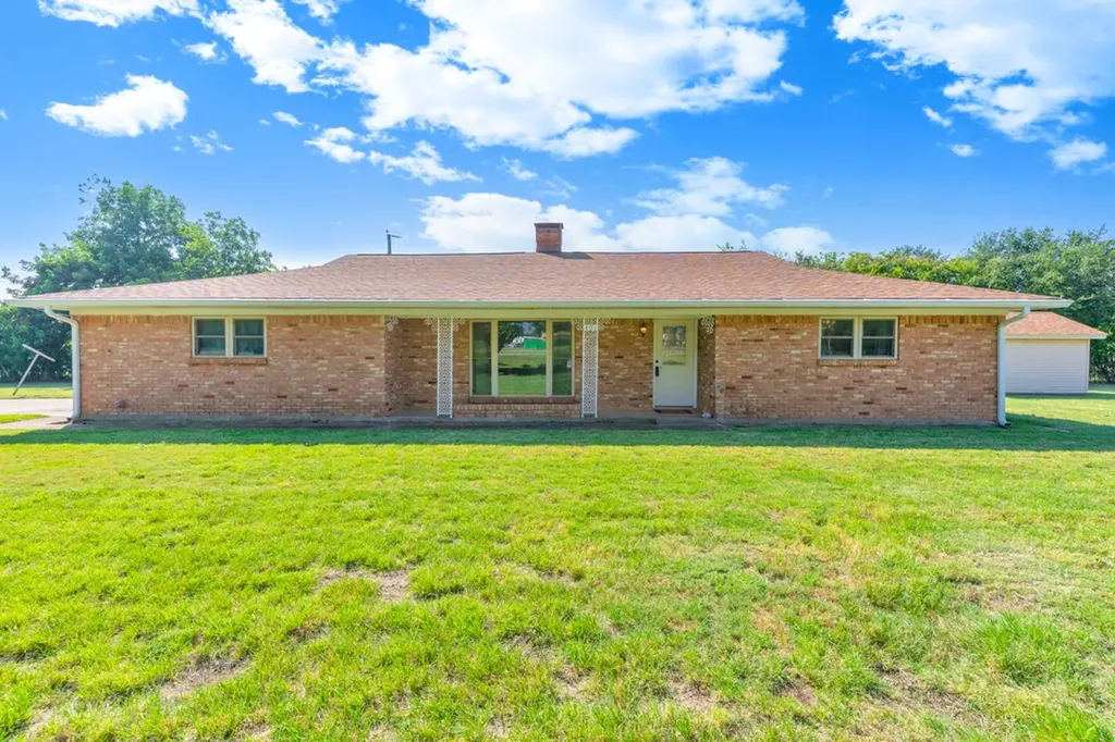 401 S Beverly Street Crowley TX 76036