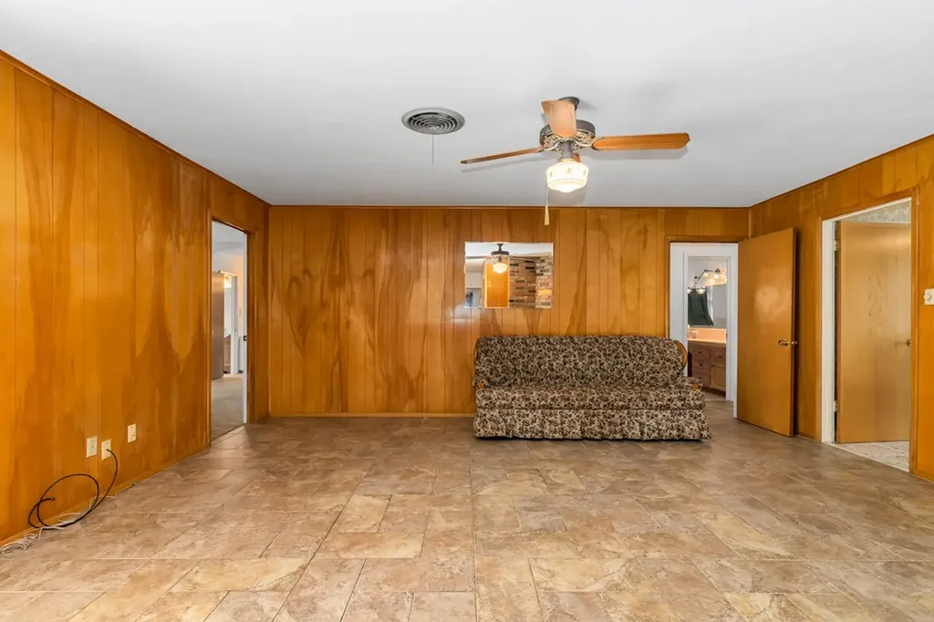 401 S Beverly Street Crowley TX 76036