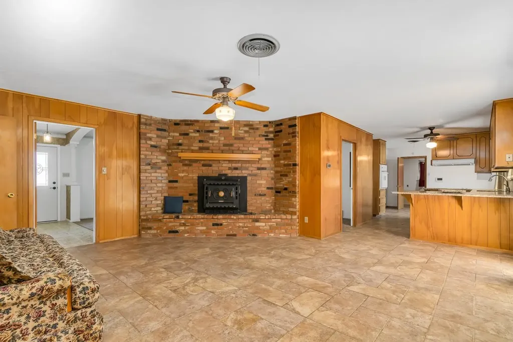 401 S Beverly Street Crowley TX 76036