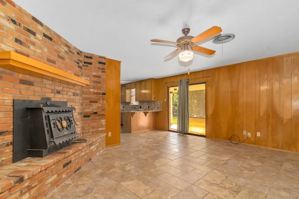 401 S Beverly Street Crowley TX 76036