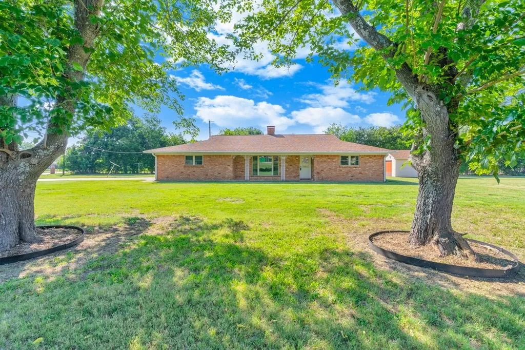 401 S Beverly Street Crowley TX 76036