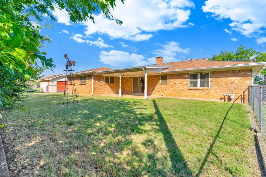 401 S Beverly Street Crowley TX 76036