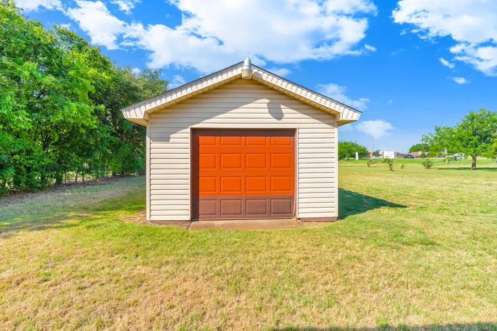 401 S Beverly Street Crowley TX 76036