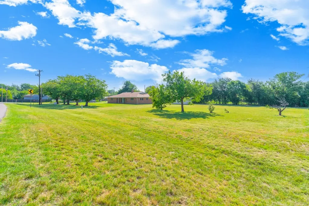 401 S Beverly Street Crowley TX 76036