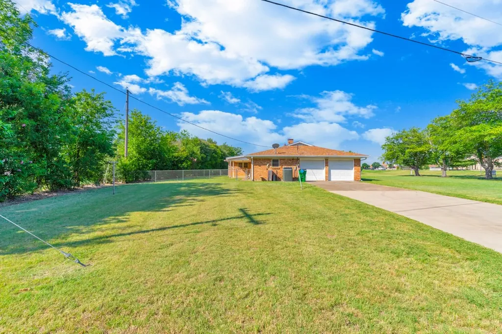 401 S Beverly Street Crowley TX 76036