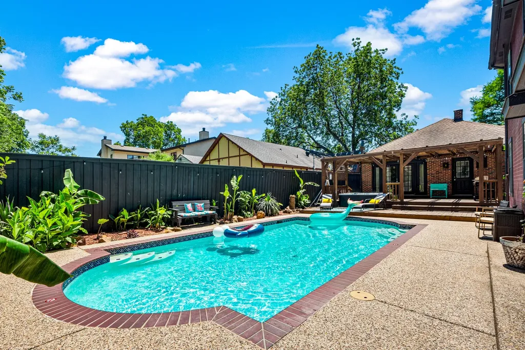 5222 Bradford Drive Dallas TX 75235