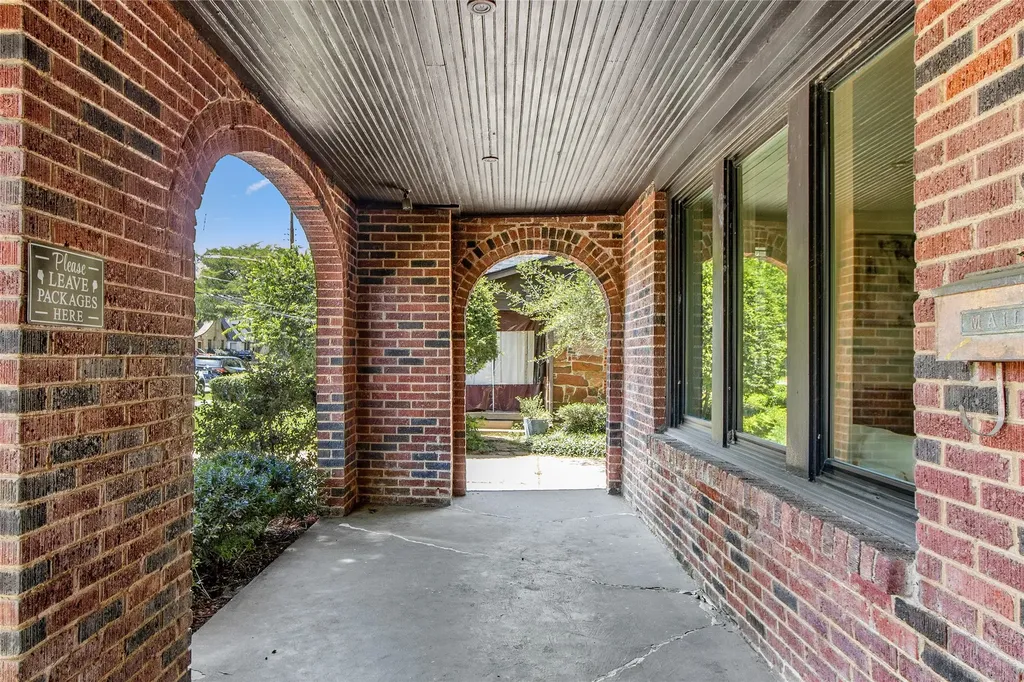 5222 Bradford Drive Dallas TX 75235
