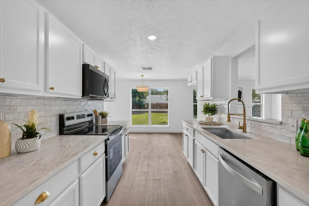 412 Apple Blossom Lane Hurst TX 76053