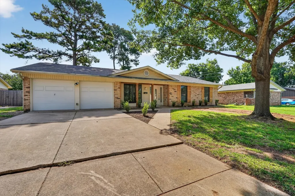 412 Apple Blossom Lane Hurst TX 76053