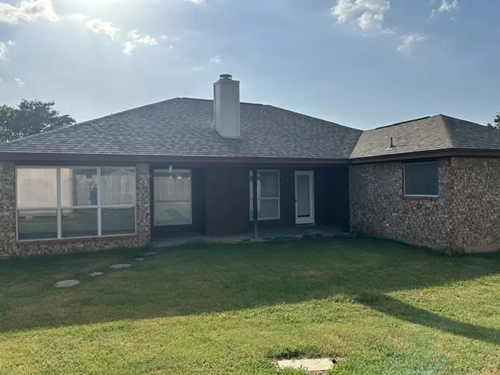 1012 High Crest Drive Azle TX 76020