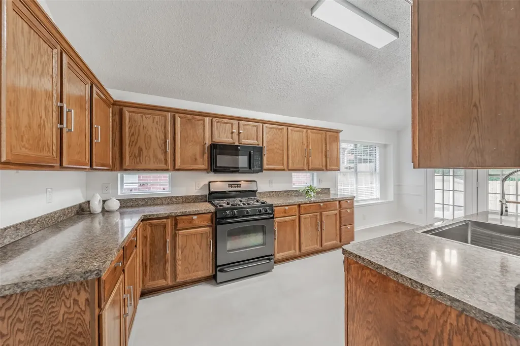 913 Mill Spring Drive Garland TX 75040