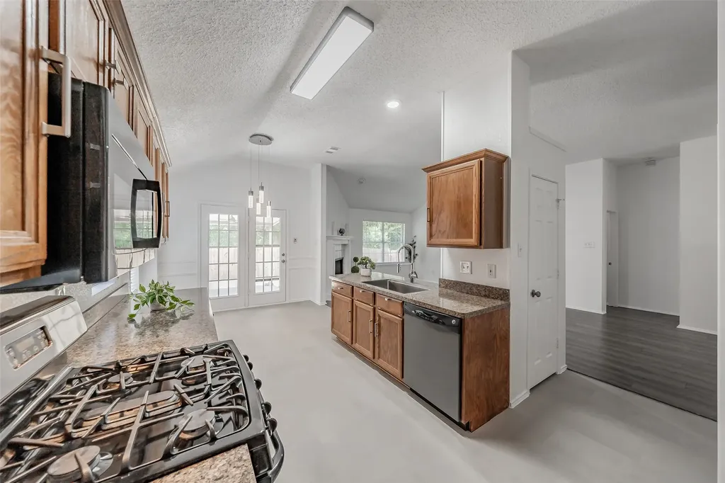 913 Mill Spring Drive Garland TX 75040