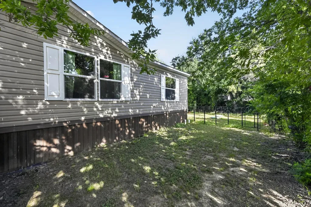 904 Pawnee Trail Granbury TX 76048