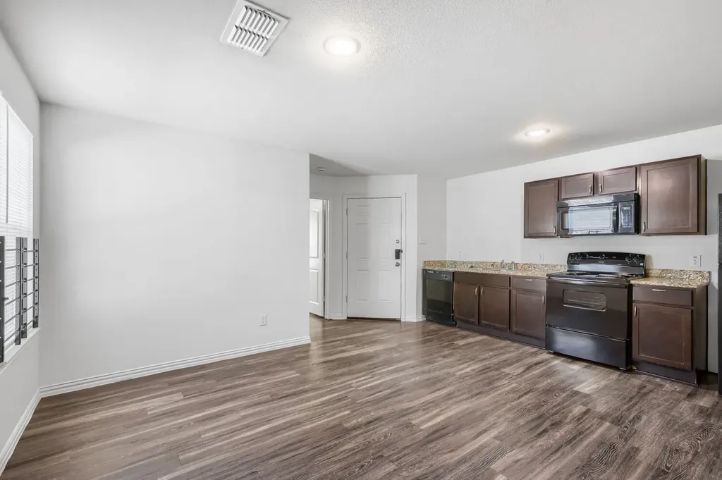 2013-2015 J B Jackson Jr Boulevard Dallas TX 75210