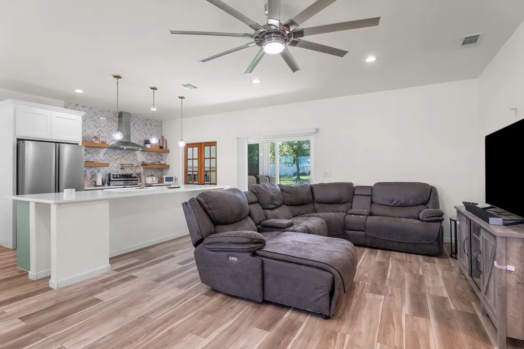 304 E Adams Street Riesel TX 76682